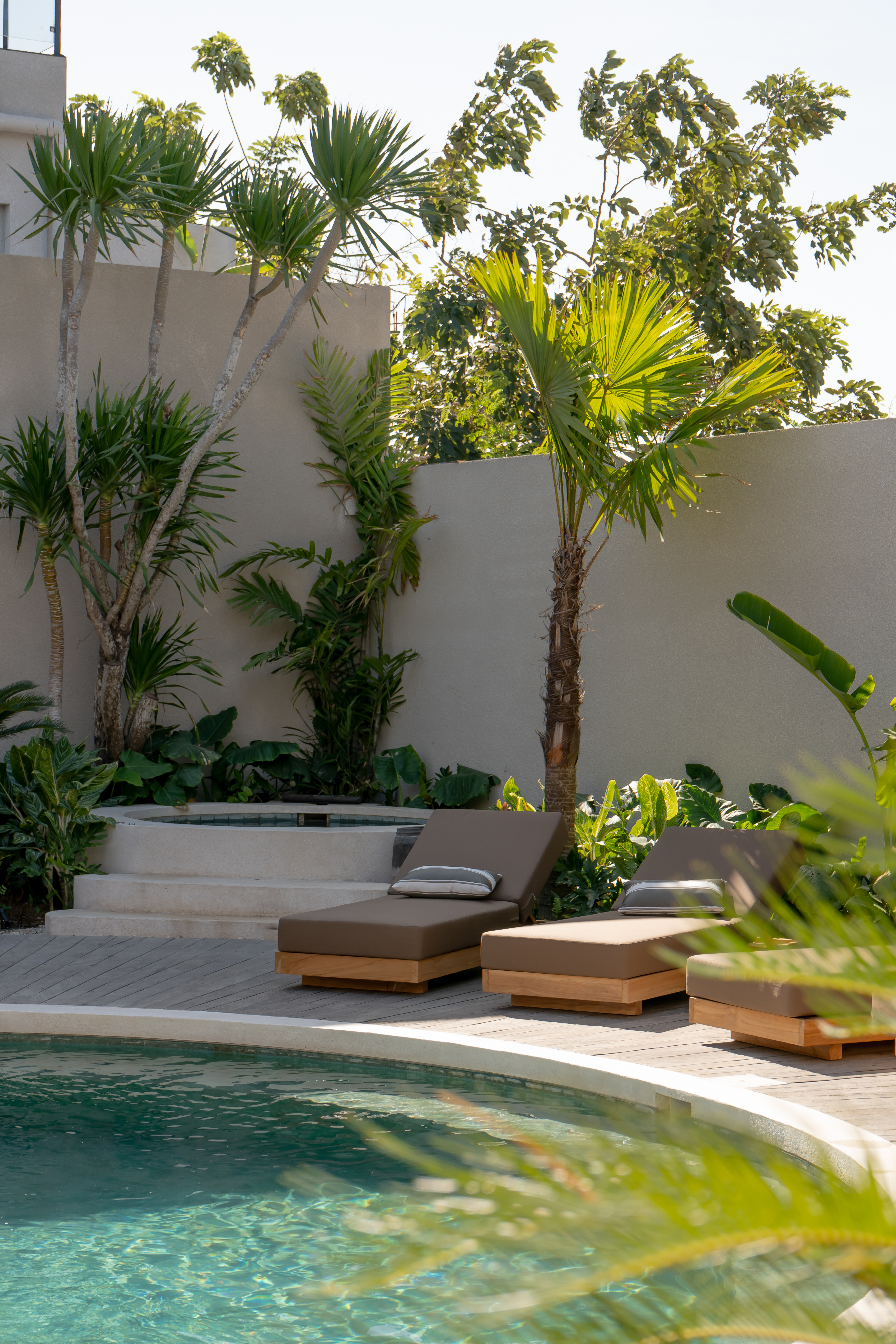 The hot tub and pool at Mira