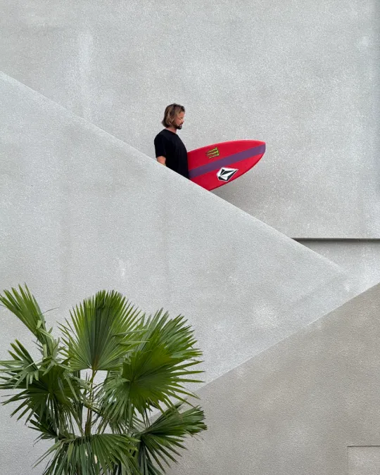 William Aliotti staying at MIRA Bingin during a big Ulu swell